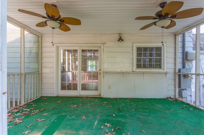 Building Photo - 3 bedroom Signal Mountain Charmer!