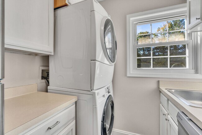 Building Photo - UTILITIES INCLUDED! 2 Bedroom Condo Near Huntington Station