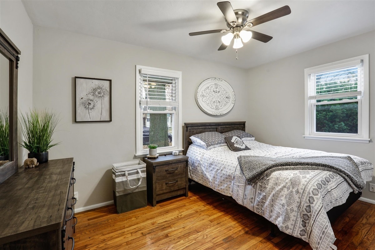 Master Bedroom, Queen Bed - 903 N Gregory St