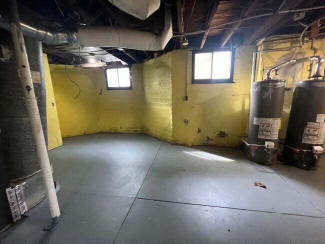 Building Photo - Updated 3 Bedroom Duplex