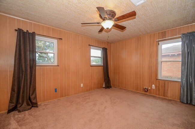 Building Photo - 142 Victoria Dr