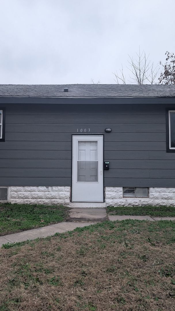 Building Photo - Spacious 3 Bedroom, 2-Bathroom Duplex - Pet Friendly - Section 8 Welcome!