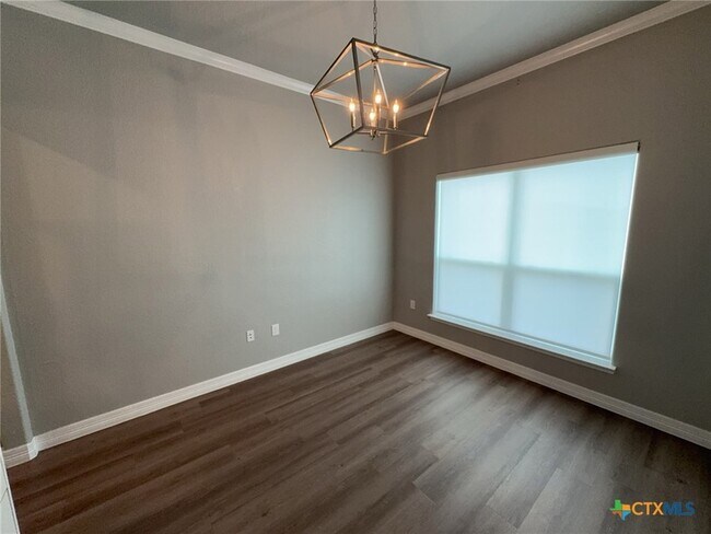 Building Photo - 907 Holliday Dr