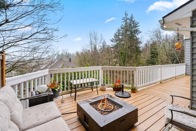 Primary Photo - UNFURNISHED! Exquisite 3-Bedroom Unit with...