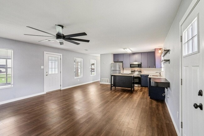 Building Photo - 755 E Bellville St