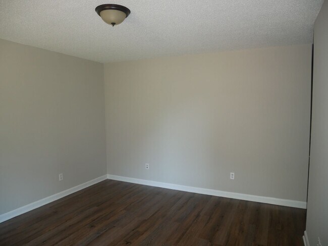 Building Photo - 5800 Dover Dr
