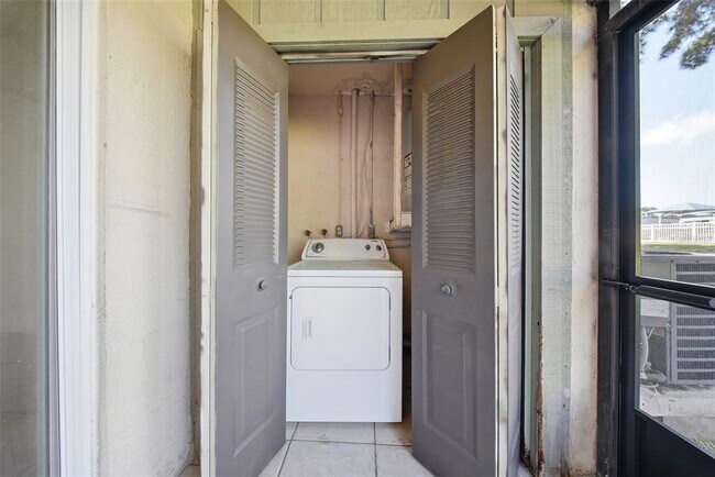 Building Photo - 2131 Ridge Rd S