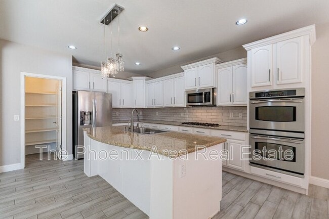 Building Photo - 2741 E Yellowstone Pl