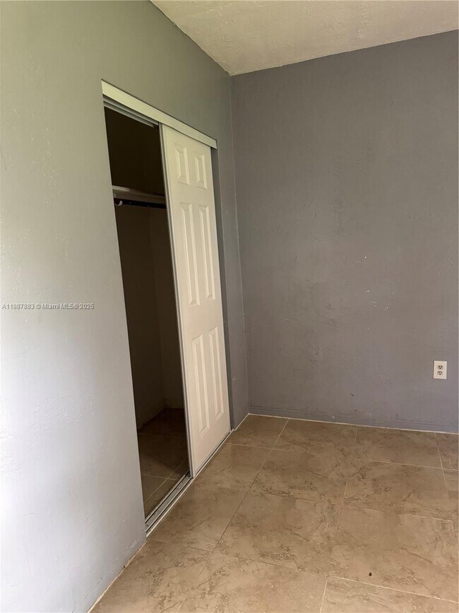 Building Photo - 6027 SW 36th Ct