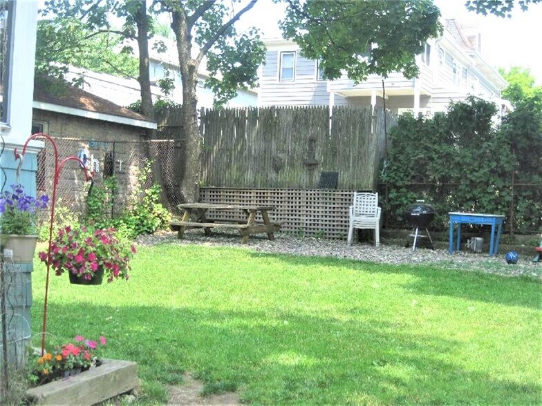 Building Photo - 87 Bartlett St