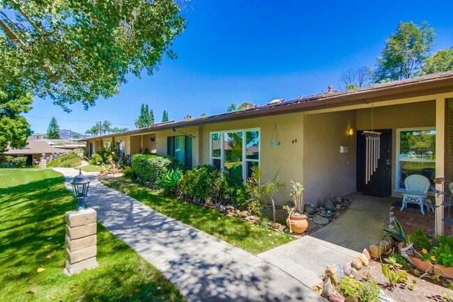 Building Photo - Large and bright condo in the Grossmont Vi...