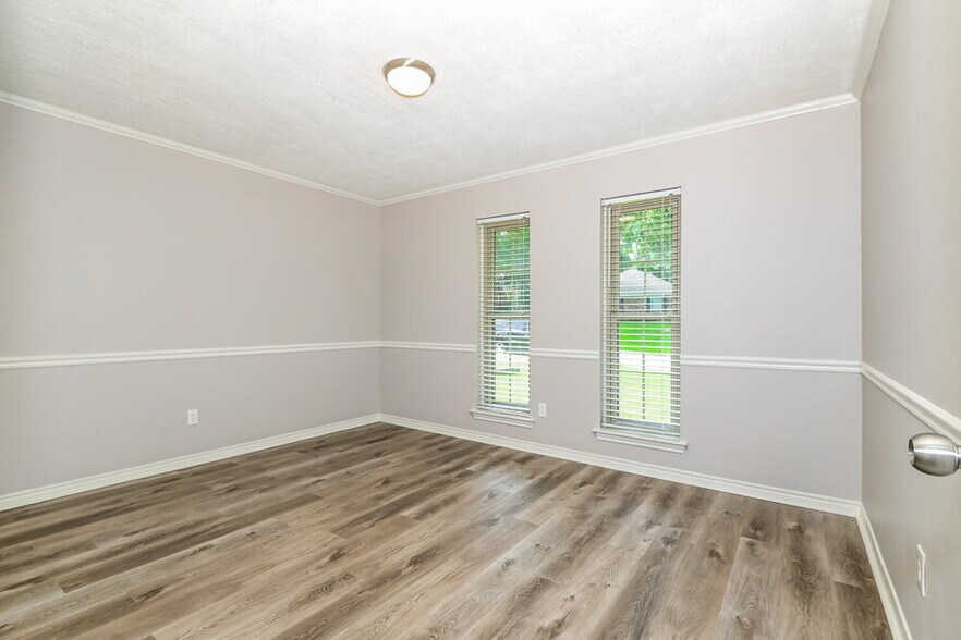 Building Photo - 708 Village Green Dr