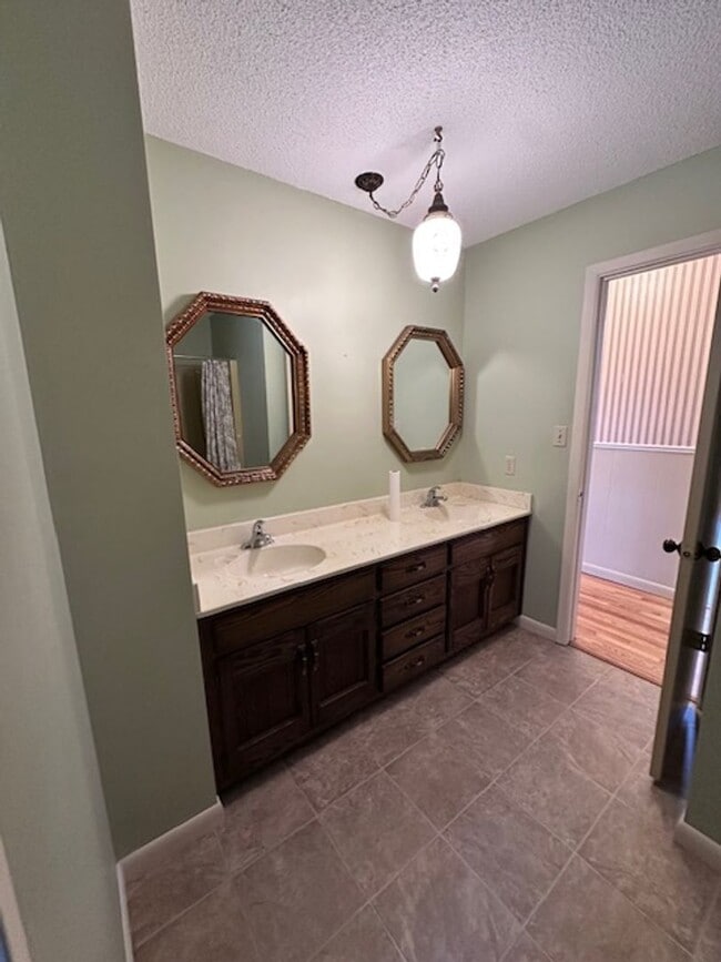 Building Photo - Maryville 37803 - 5 bedroom, 3 bath home - Contact Karen Robertson (865) 454-7626