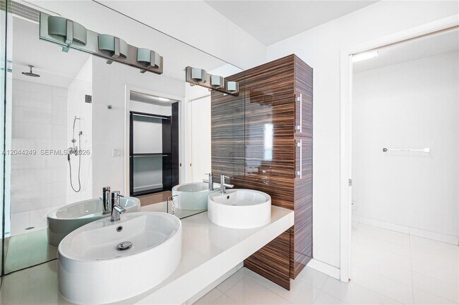 Building Photo - 2020 N Bayshore Dr