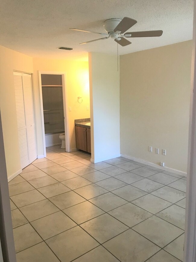 Building Photo - 2 Bedroom / 2 Bathroom Upstairs Condo with Large Screened Covered Porch