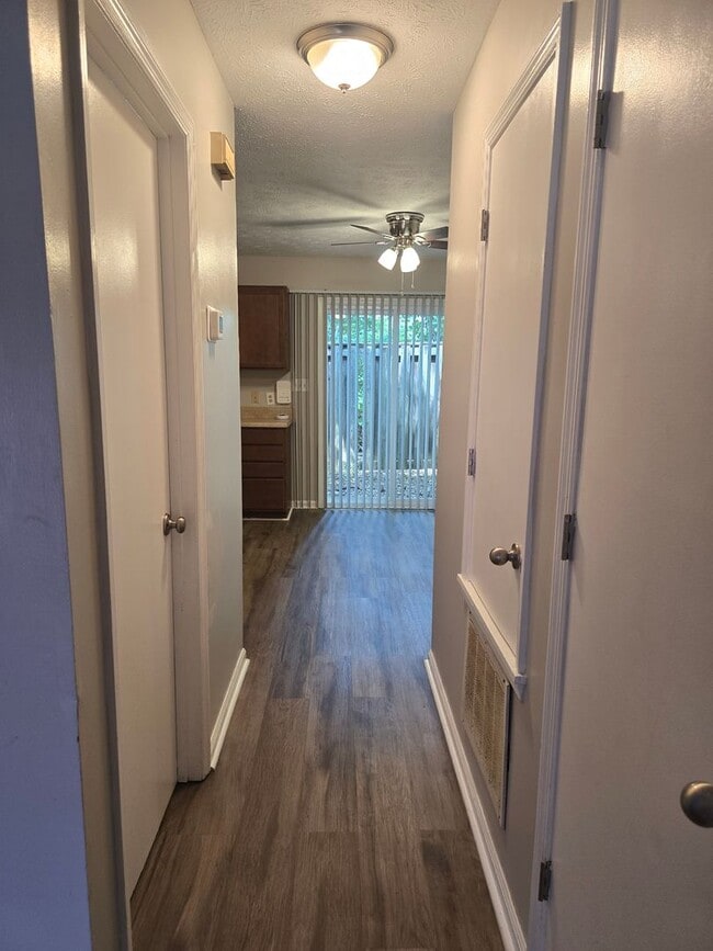 Building Photo - NEW LISTING!!!!!