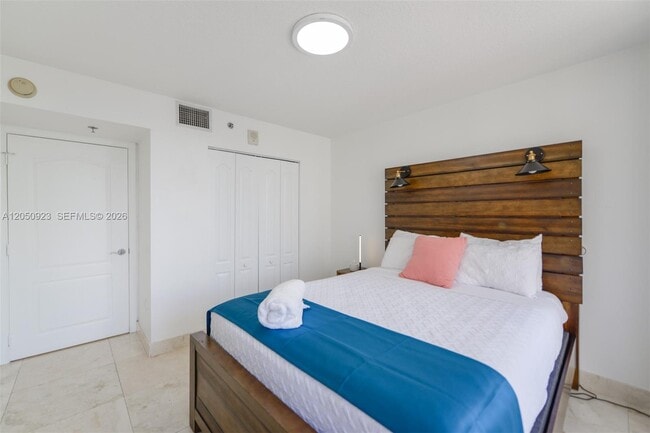 Building Photo - 1200 Brickell Bay Dr