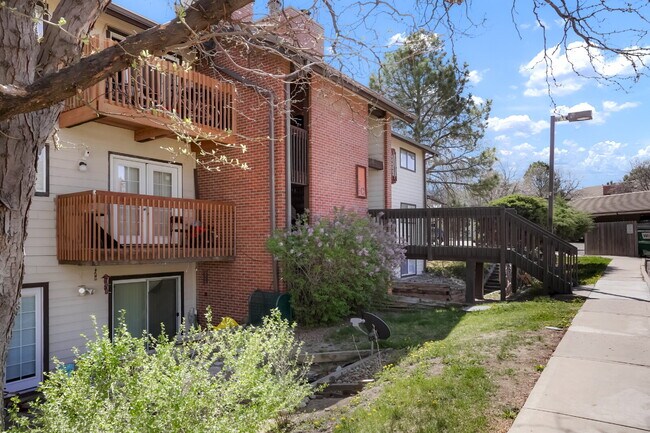 Building Photo - 2 Bedroom/2 Bathroom Condo - Aurora - Lowe...