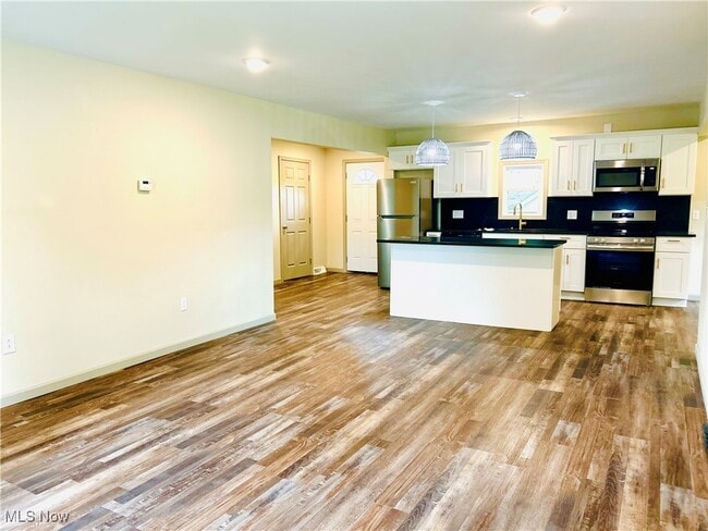 Building Photo - 466 Efts Ln