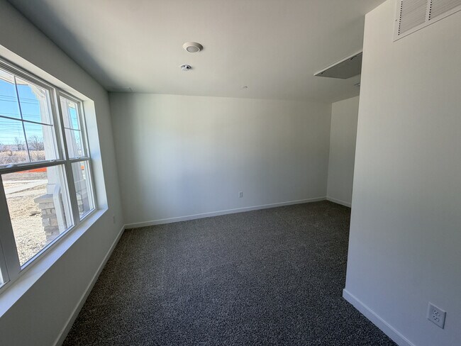 Building Photo - 563 Yosemite Wy