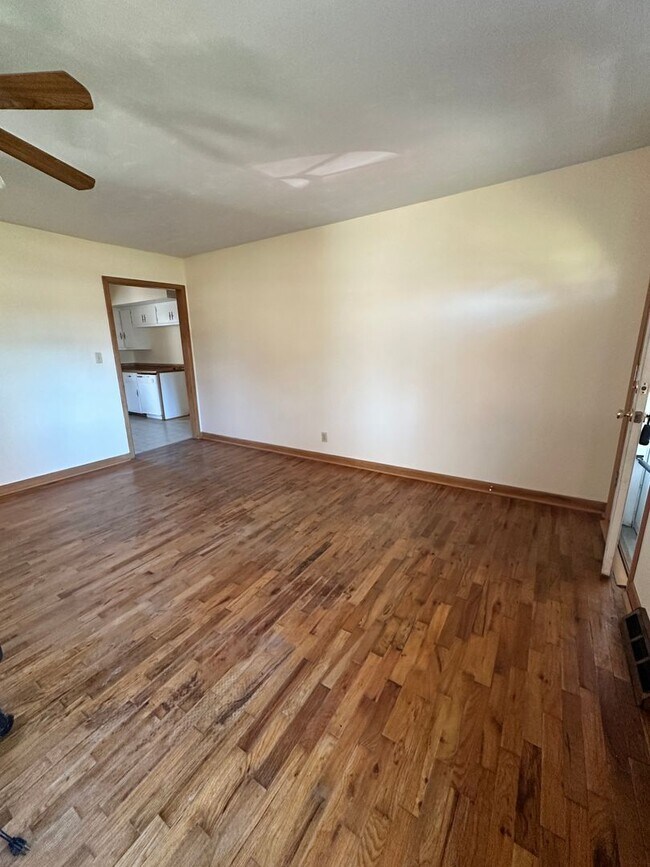 Building Photo - 2-3 bedroom, 1 bath, 1 car garage home for rent