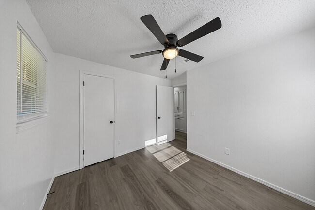 Building Photo - 3232 Parker Dr