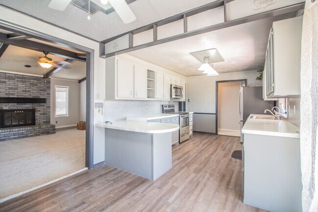 Building Photo - Charming home with updates!