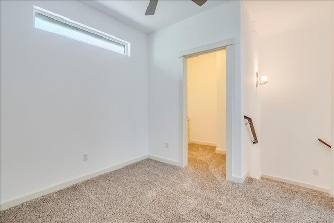 Building Photo - 4006 Valley View Rd