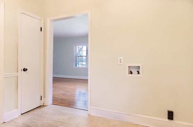 Building Photo - 827 Glendora Dr