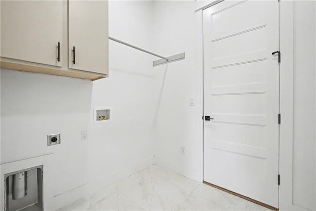 Building Photo - 310 Hedge Dr