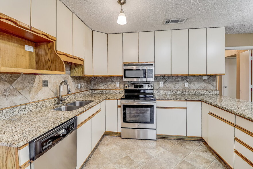 Building Photo - 1350 Greenbriar Ln