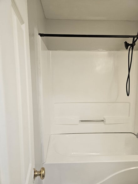 Building Photo - 1 1/2 Oliver Ave