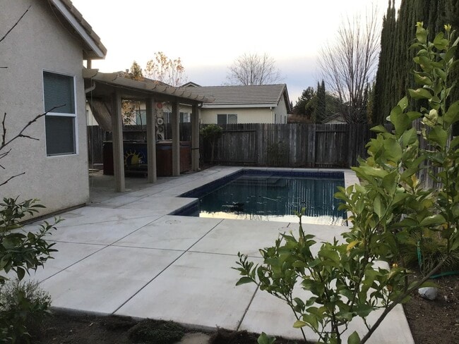 Building Photo - Woodcreek Oaks area home with pool