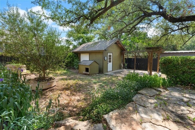 Building Photo - 105 Summit Ridge Dr N