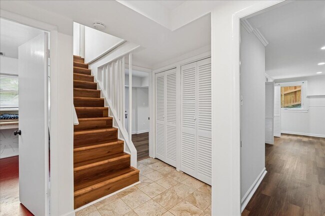 Building Photo - Remodeled in great location! 4 bedrooms 2 FB Walk to Metro
