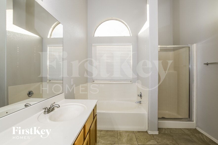 Building Photo - 1809 E Oakland St