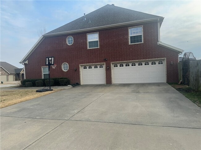 Building Photo - 4500 SW Swinton Dr