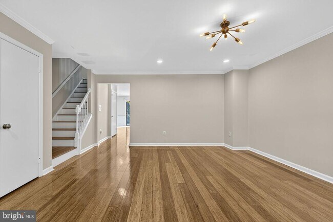 Building Photo - 8605 Western Oak Dr