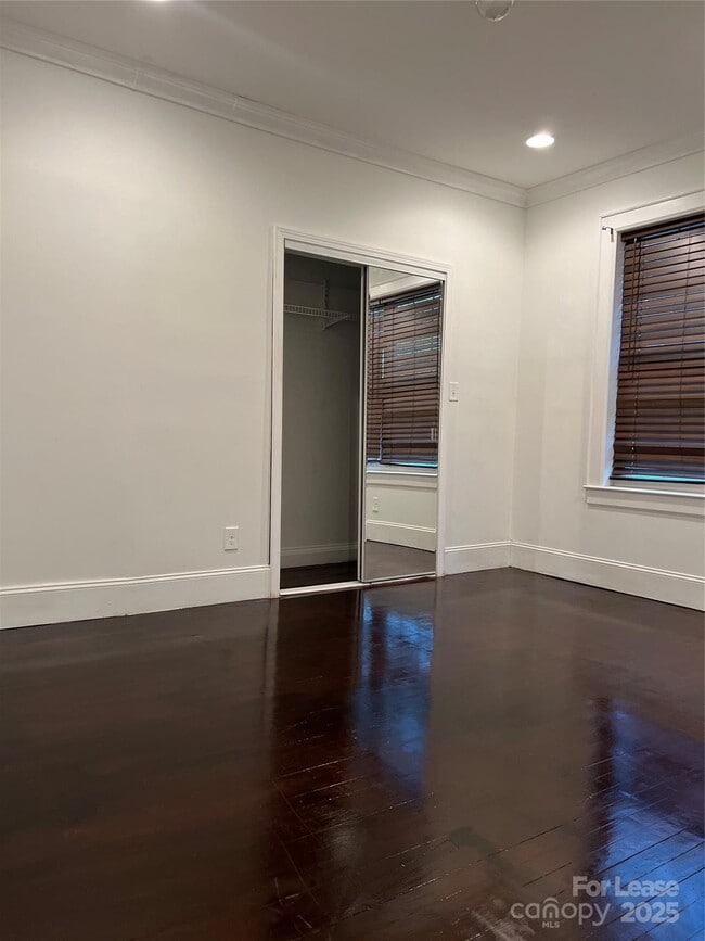 Building Photo - 424 Woodvale Pl