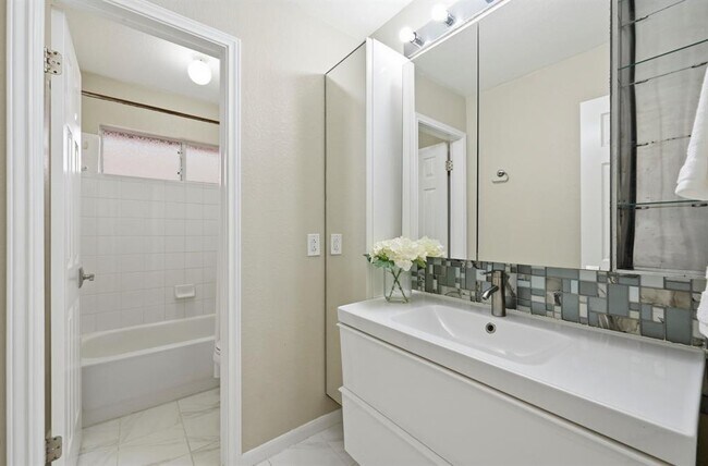 Building Photo - 905 Hunter's Creek Dr
