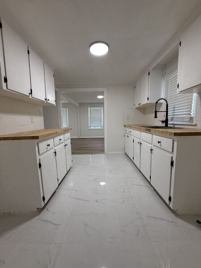 Building Photo - 321 Easy St