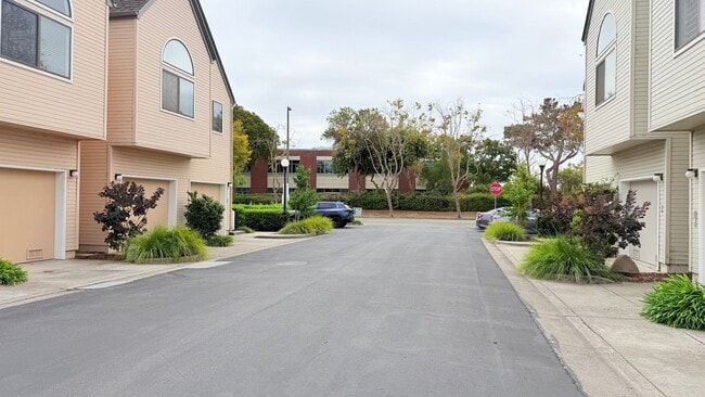 Building Photo - 8 Eclipse Ct