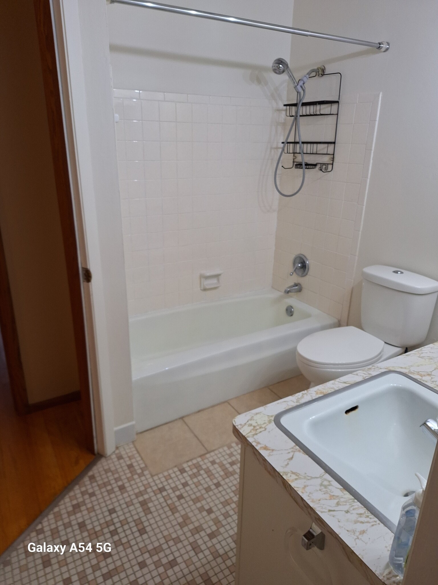 Main bathroom - 6405 Milwaukee Ave