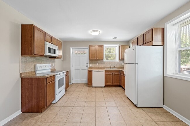 Building Photo - 2 Bedroom 2 Bath Brick Home Nestled In Gre...