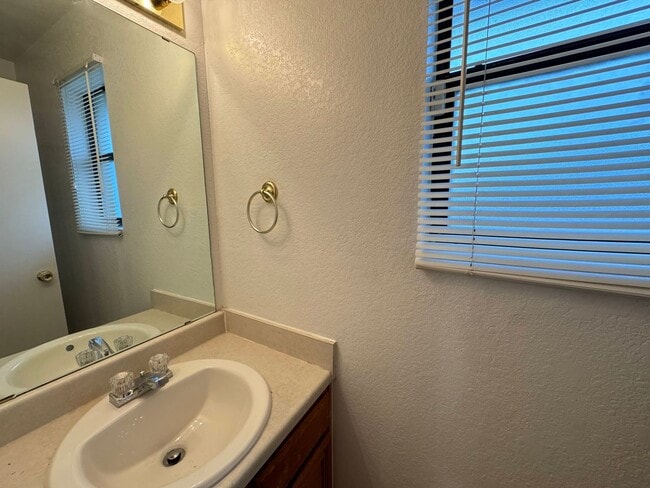 Building Photo - 1100 Leslie Cir