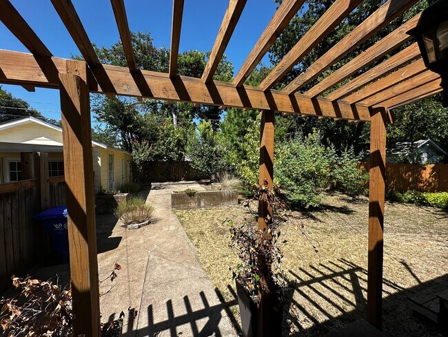 Building Photo - 3217 Cole Ave
