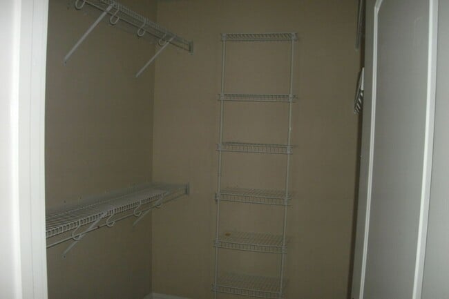 Building Photo - Beautiful Town Home