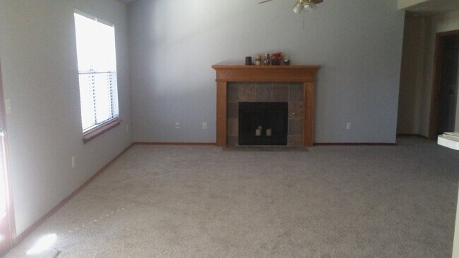 Building Photo - Super nice 3 bed, 2 bath, 2 car garage hom...