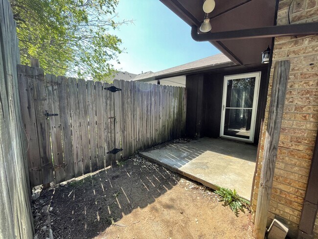 Building Photo - 2203 Canterbury Ct