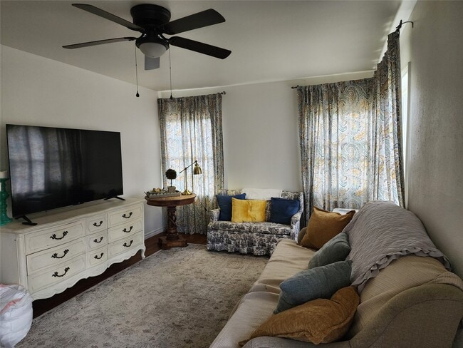 Building Photo - 1104 E Sycamore St